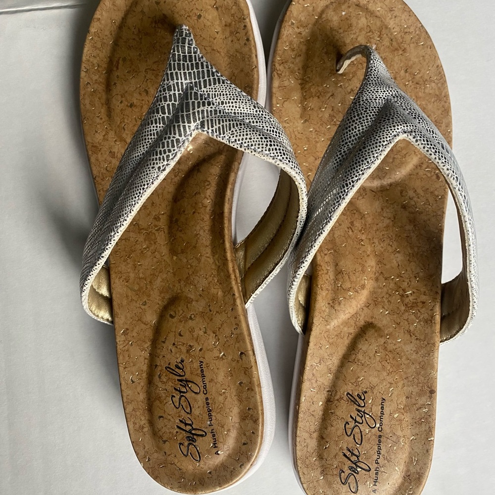 Soft Style by Hush Puppies women’s 10 flip flop Sandals silver snakeskin pattern